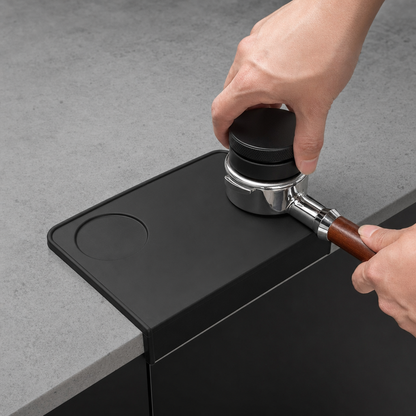 Tapete de Café de Silicone para Tamper Espresso Bruma - Pessoa usando